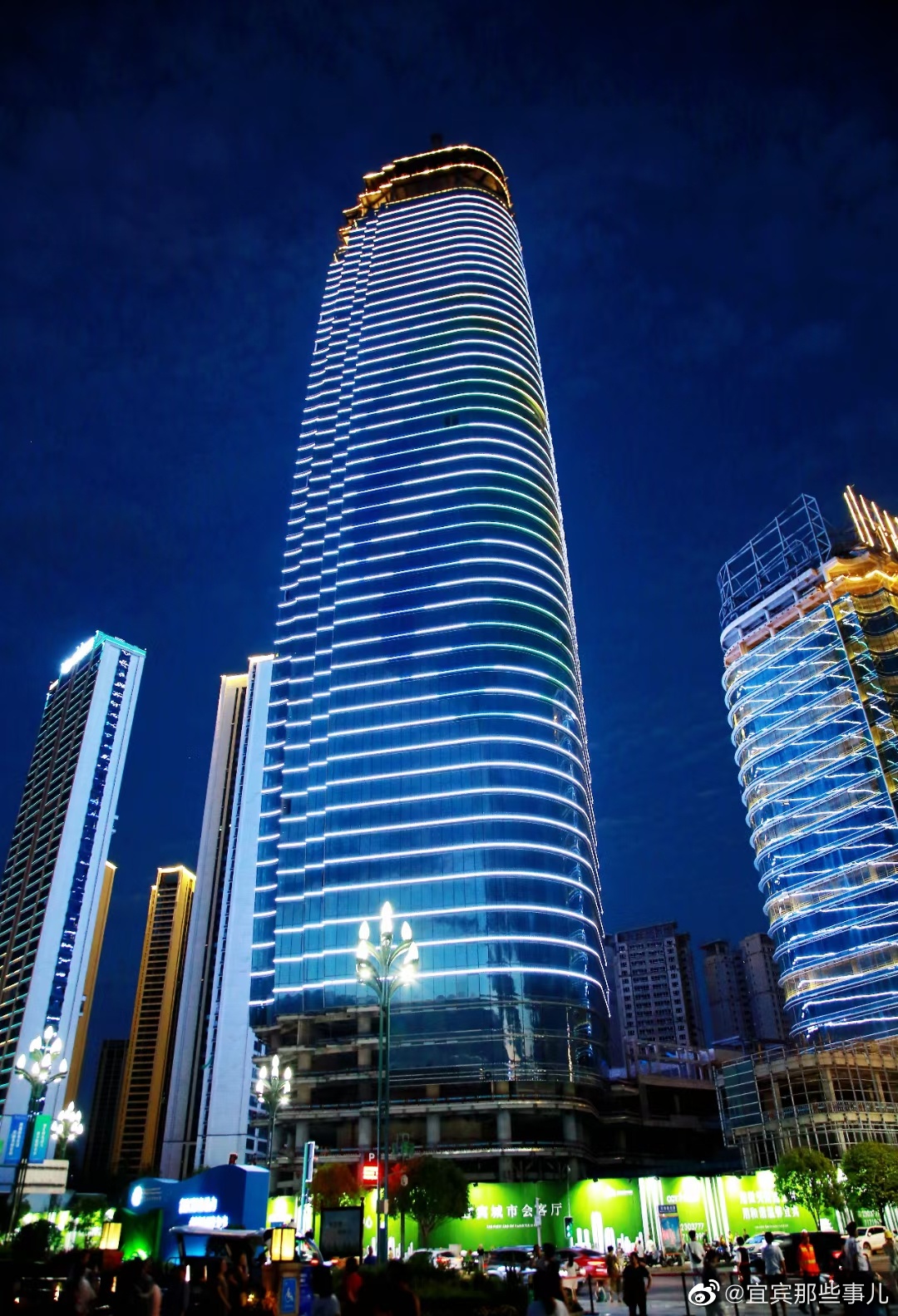 夜幕中的宜宾三江口华侨城,愈发显现它美丽的风姿……__财经头条