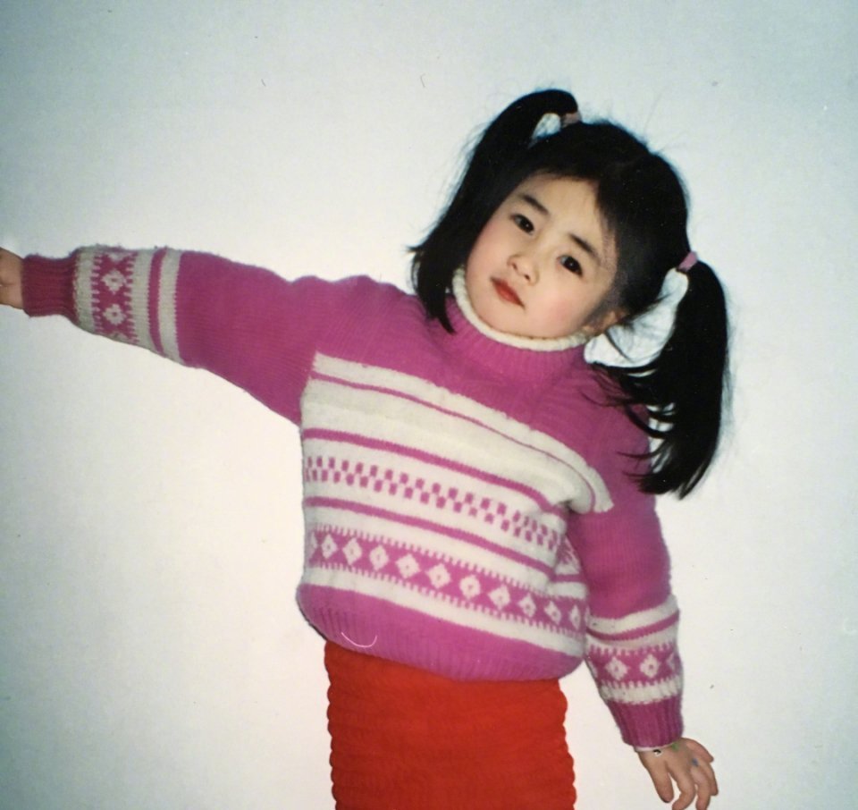 白鹿晒童年照:"我给了bmy十一块零花钱 谢谢她的友情出镜"小脸肉嘟嘟