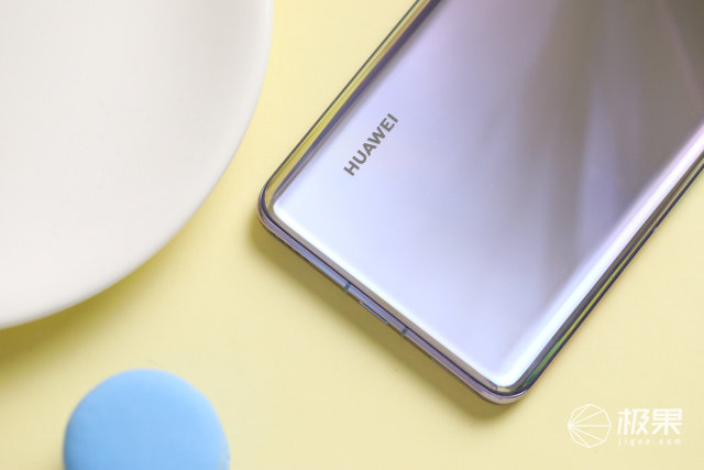 又是一代潮流设计自拍双摄圆润曲屏nova7系列售价2399元起