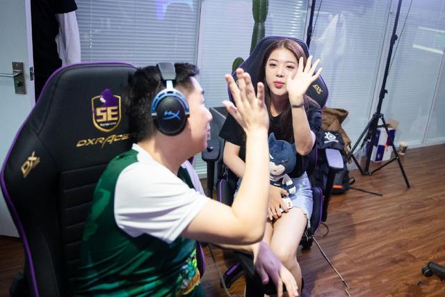 4am韦神把老婆宠上天而他却敢脚踢媳妇家庭地位区别太明显