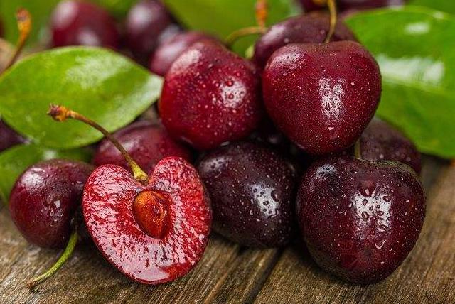 女儿送妈妈车厘子，老人怕浪费转身5元一斤卖掉，瞬间被抢完！休闲区蓝鸢梦想 - Www.slyday.coM