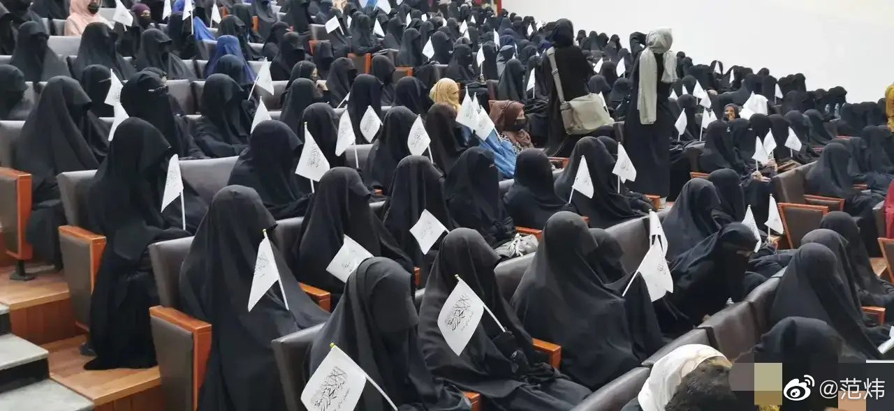 塔利班召开妇女大会来看看新式罩袍感觉