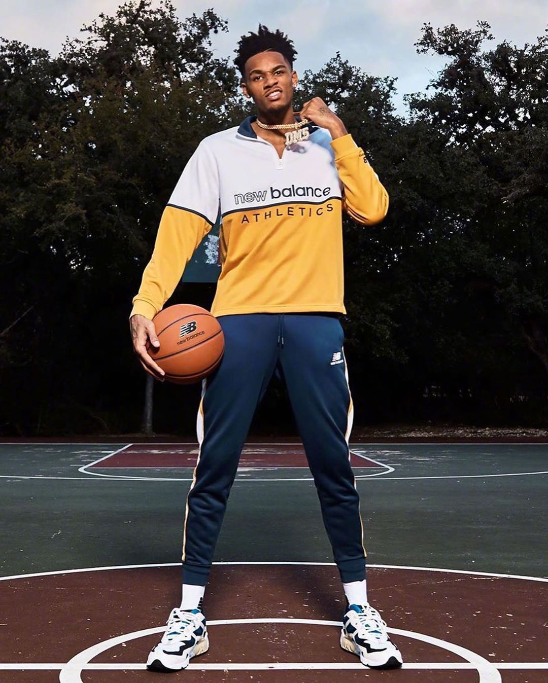 new balance品牌代言人德章泰-穆雷在圣安东尼奥向球迷发放了上百双自