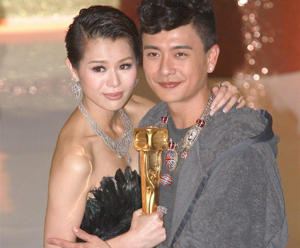 黄宗泽1980年出生于香港,因为颜值高,他走在大街上被星探发掘,进入