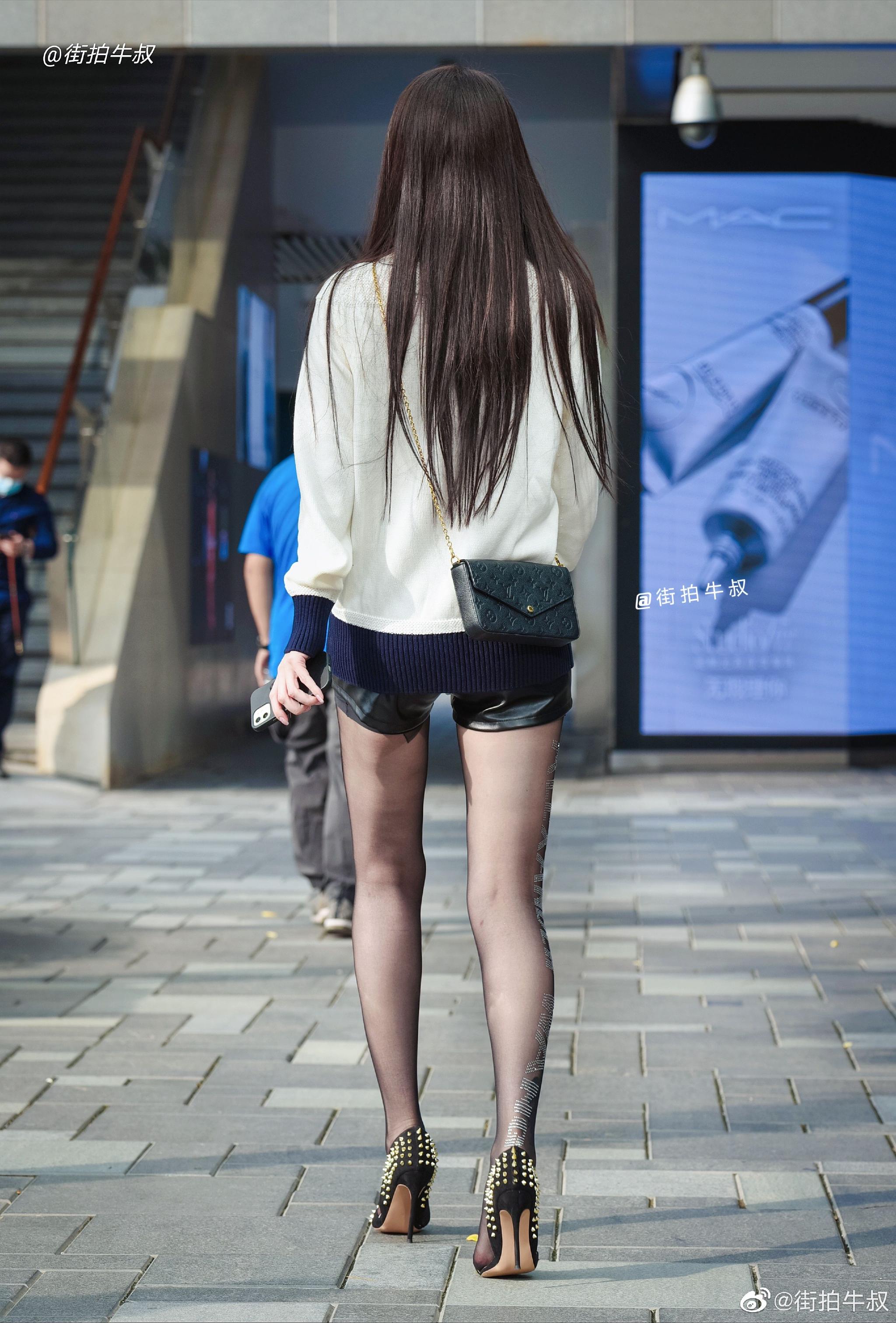 字母长筒袜搭配铆钉高跟鞋性感漂亮