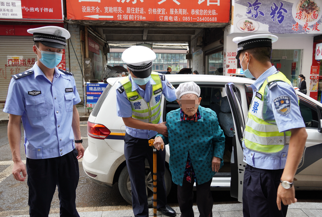 【警徽闪耀抗洪防汛一线】贵州公安:风雨中坚守的“浇”警,致敬最勇敢的“逆行者”休闲区蓝鸢梦想 - Www.slyday.coM 【警徽闪耀抗洪防汛一线】贵州公安:风雨中坚守的“浇”警,致敬最勇敢的“逆行者”休闲区蓝鸢梦想 - Www.slyday.coM