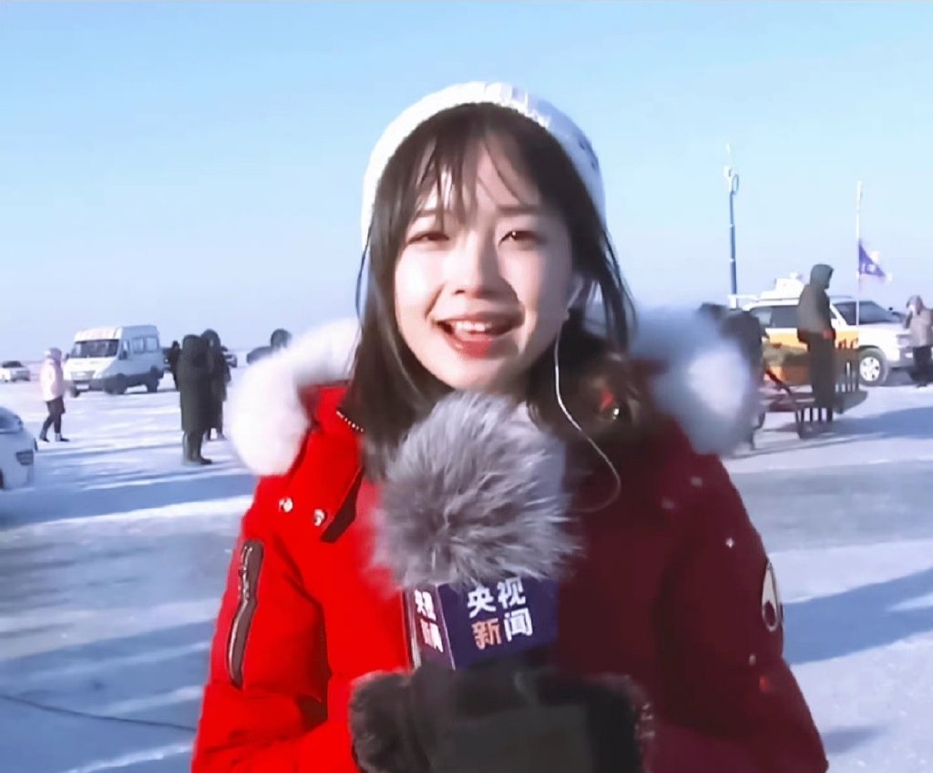 央视女主持王冰冰告别2022年,晒工作照自信优雅,定目标年后健身|央视