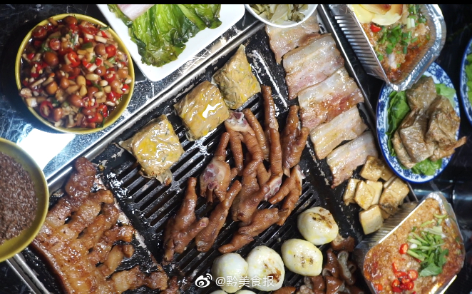 贵阳人宵夜除了烙锅,烤鱼!当然就是自助烧烤了!生菜包上五花肉