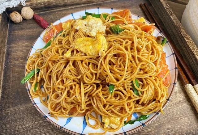 用挂面做炒面,不要煮过就炒,多加2步,不坨不粘锅,根根分明