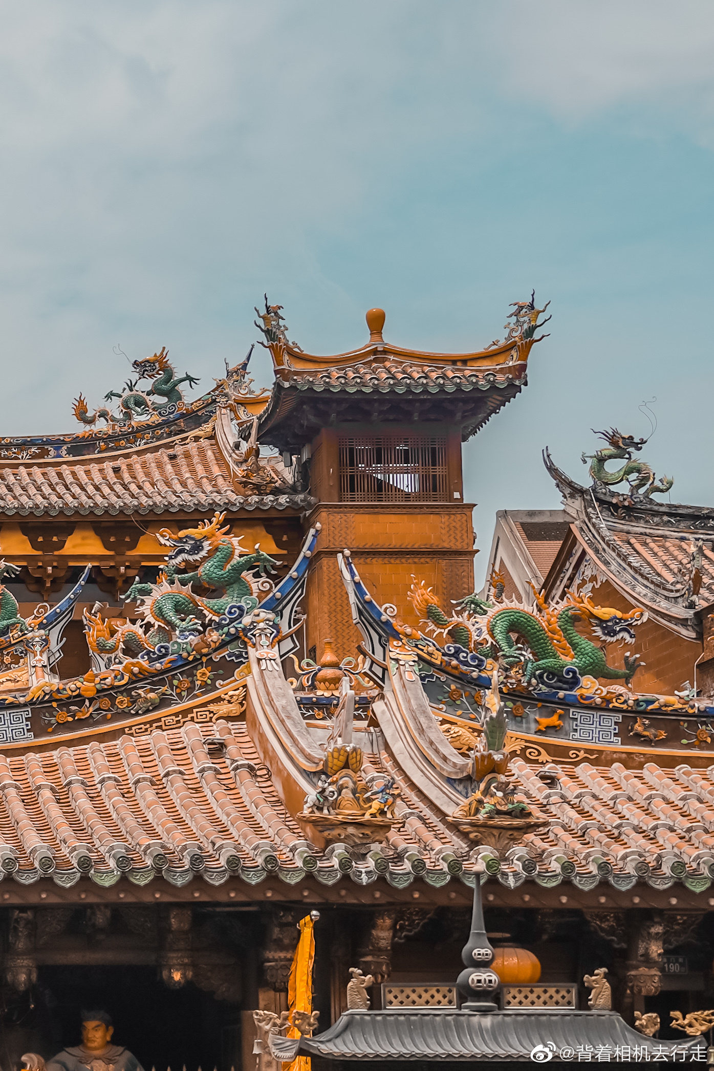 闽南建筑特色厝顶有戏出泉州通淮关岳庙精美的瓷雕装饰