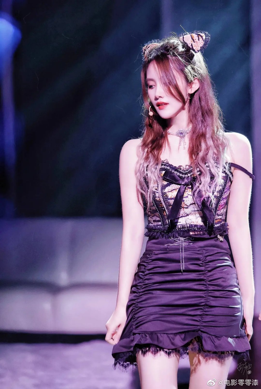 刘倩倩,黑色蕾丝吊带 半裙,暗黑系造型,肤白,腰细,腿长……__财经头条