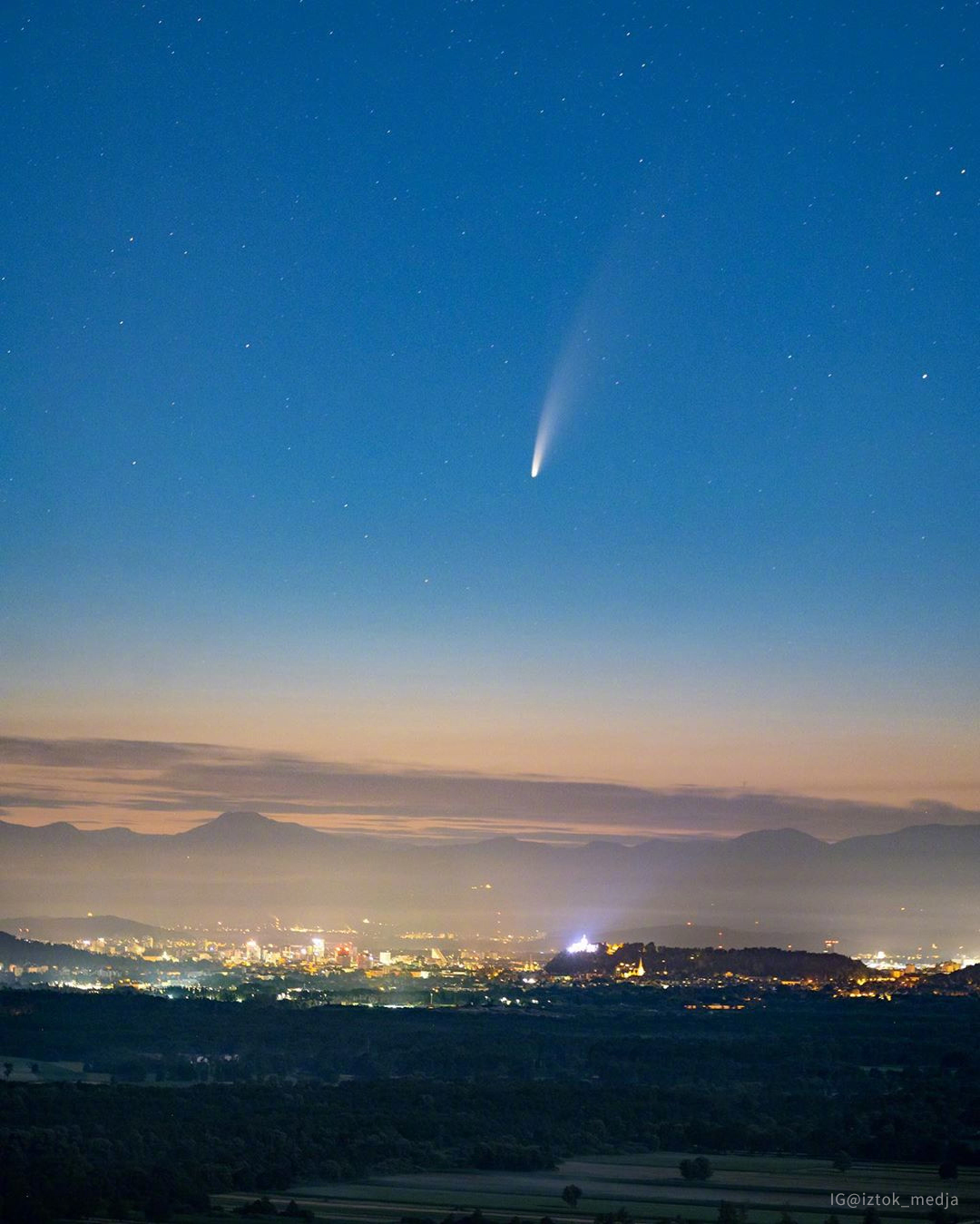一颗来自遥远太空的彗星c / 2020 f3 neowise