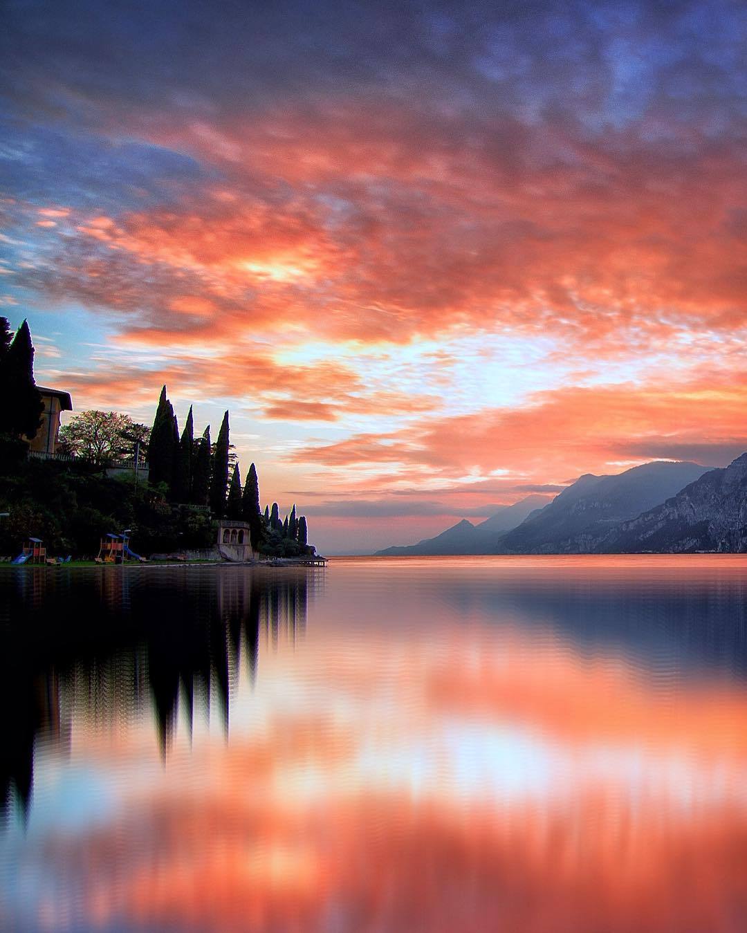 意大利最大的湖泊加尔达湖伏于阿尔卑斯山南麓