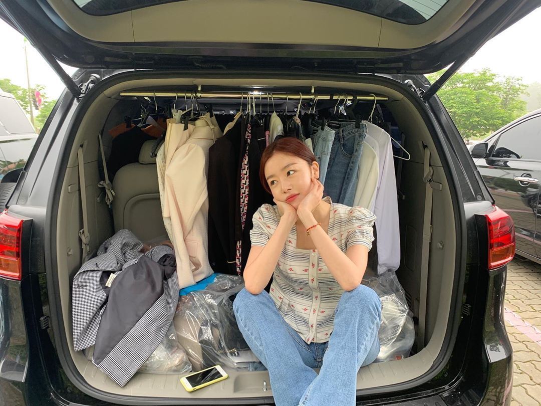 这车后备箱好多衣服