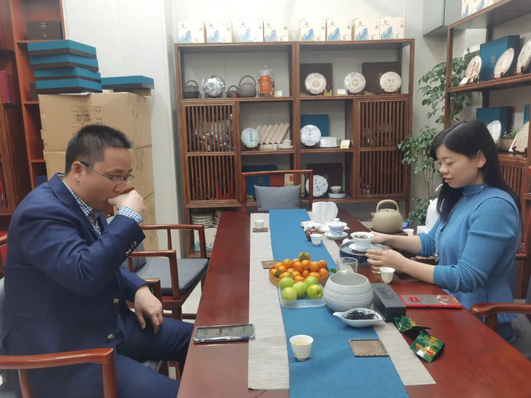 秘书长袁腾陪同副会长曾磊拜访会员杨叶青,在鸿熙茶叶店铺喝茶交流