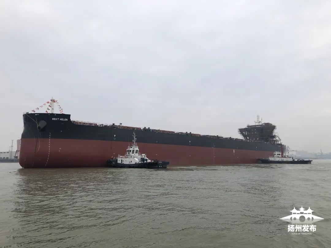 虎年首艘长江扬州段一新造大型散货船下水