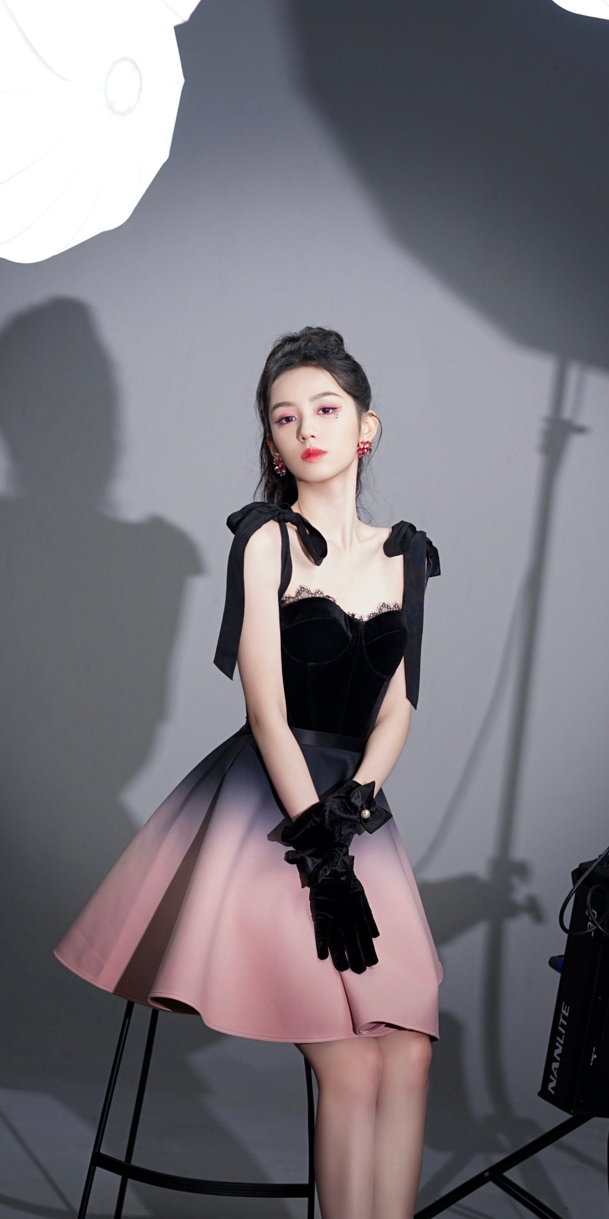 周也,黑色渐变系带抹胸裙_高清图集_新浪网