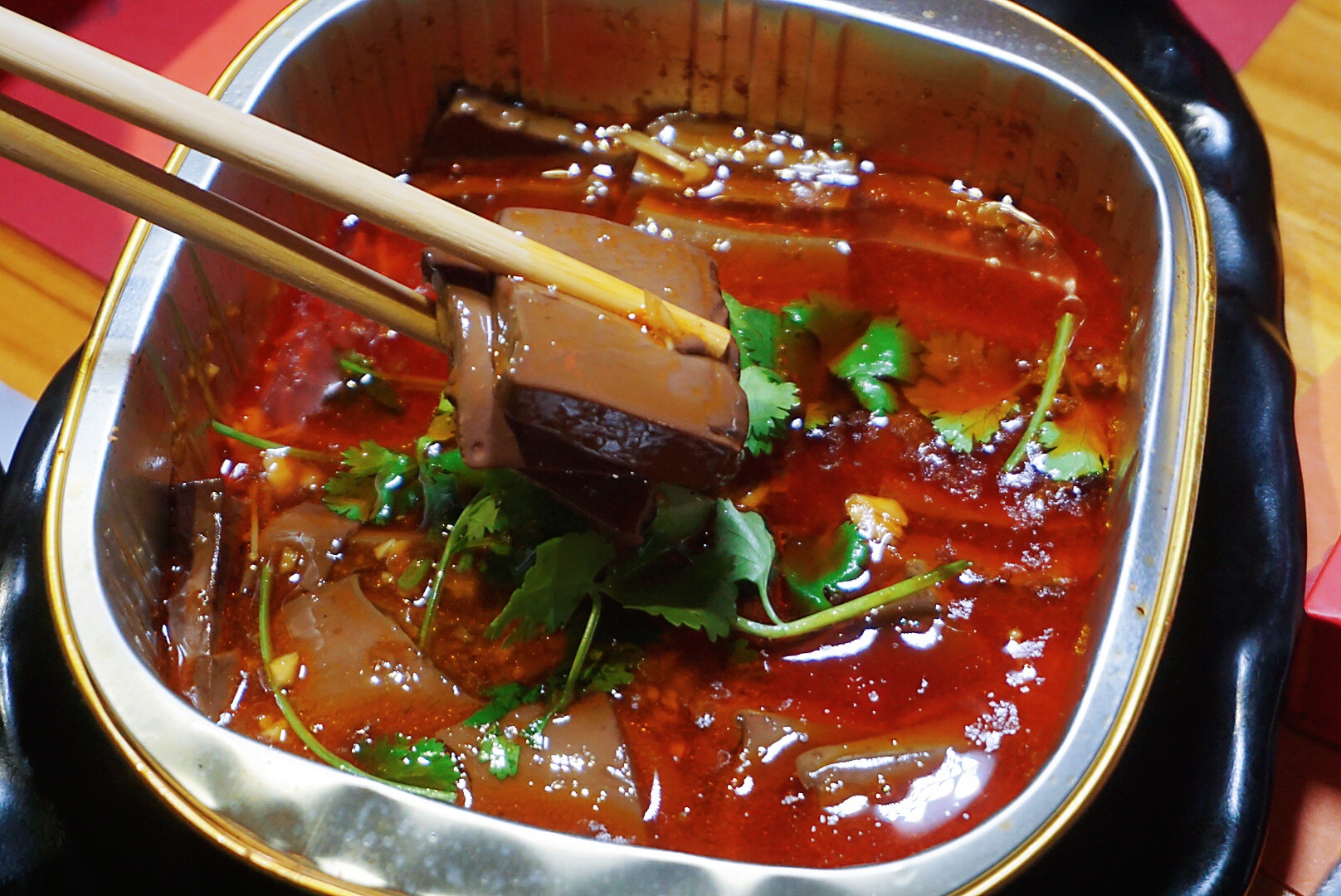 除了串串类烧烤,他家的锡纸烤物如锡纸烤花蛤,锡纸烤猪血,锡纸烤金针