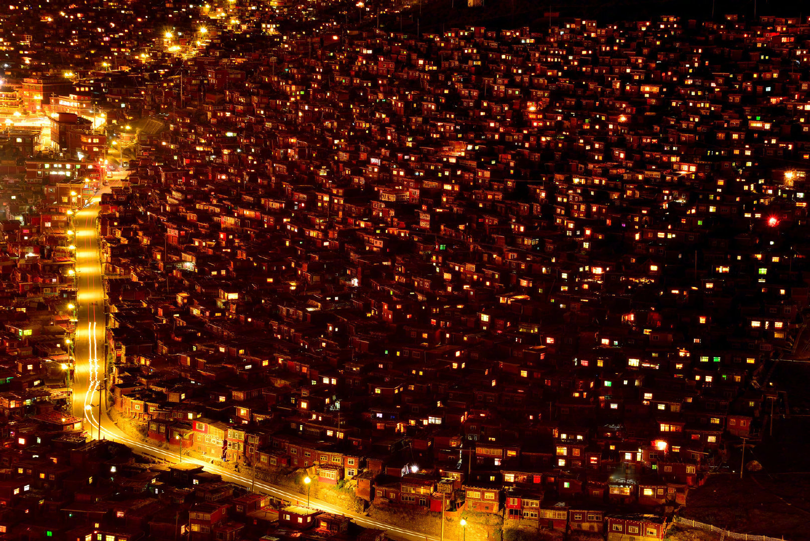 色达夜景,色达是《格萨尔王传》的发祥地之一……__财经头条