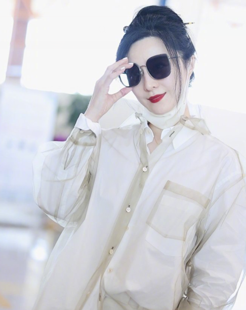 范冰冰竟然低调起来穿衬衫坐公交好接地气绝美容颜无惧高清镜头