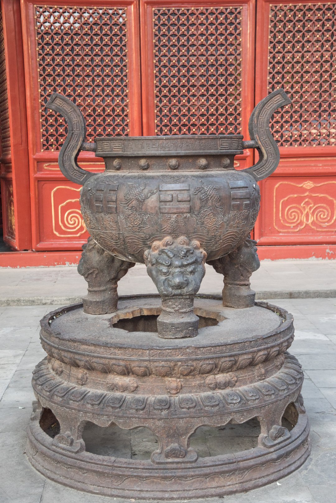 北京智化寺有一件明代万历年间的铁香炉