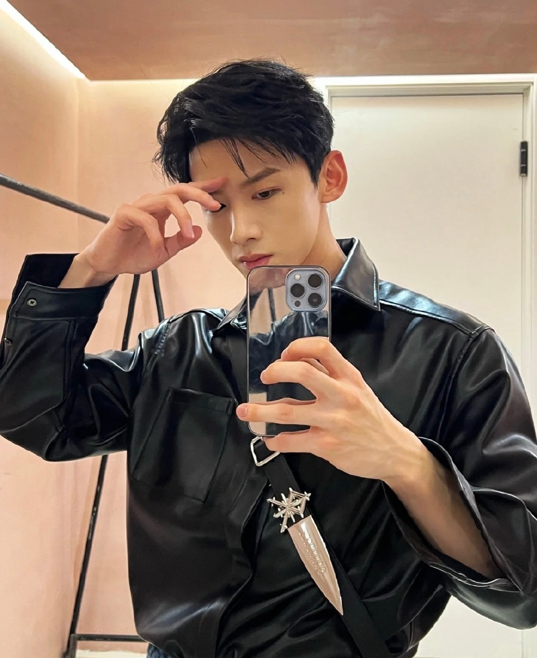 速速来看白敬亭allblack对镜自拍05