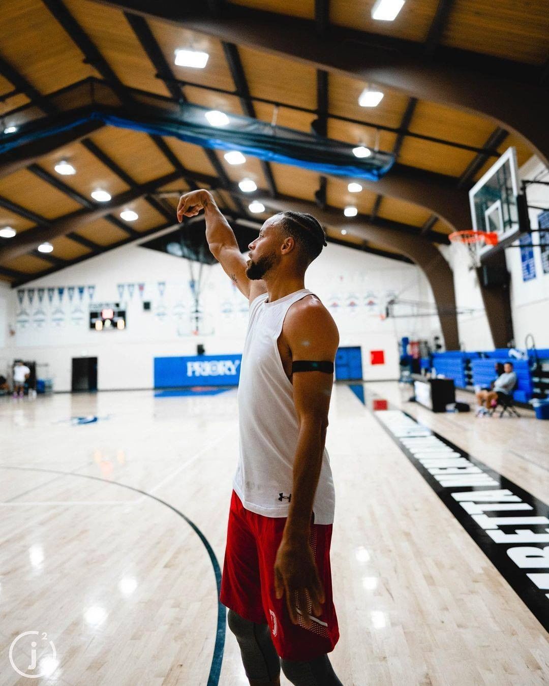 库里运筹帷幄全场指挥勇士战术体系尽显领袖风范