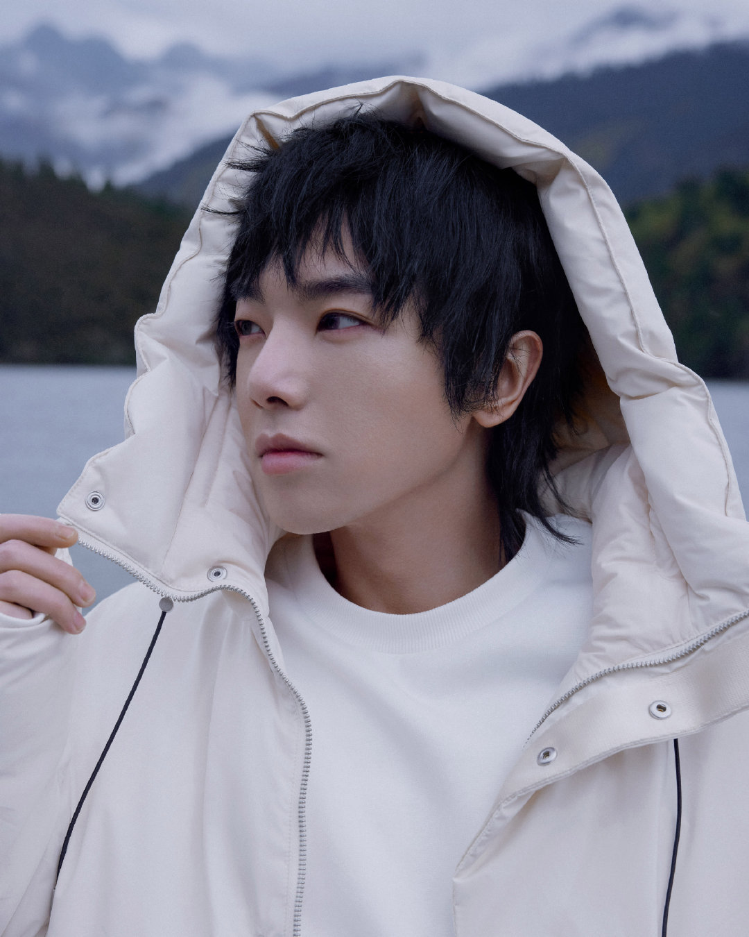 华晨宇今日大秀造型写真一身白色look的花花山野云海间大片