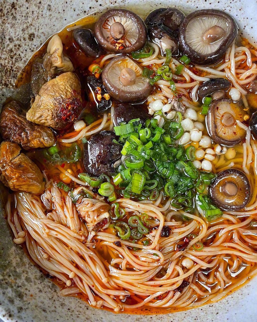 饿了就去吃最喜欢吃的美食,人生那么短暂,哪有时间让你去犹豫