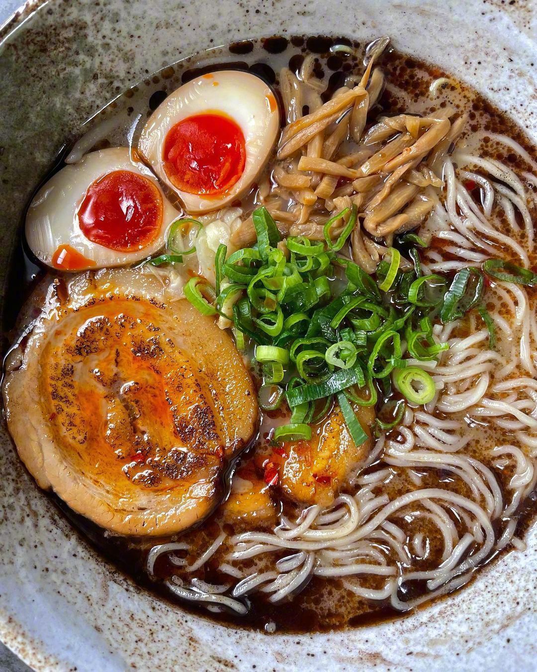 饿了就去吃最喜欢吃的美食,人生那么短暂,哪有时间让你去犹豫