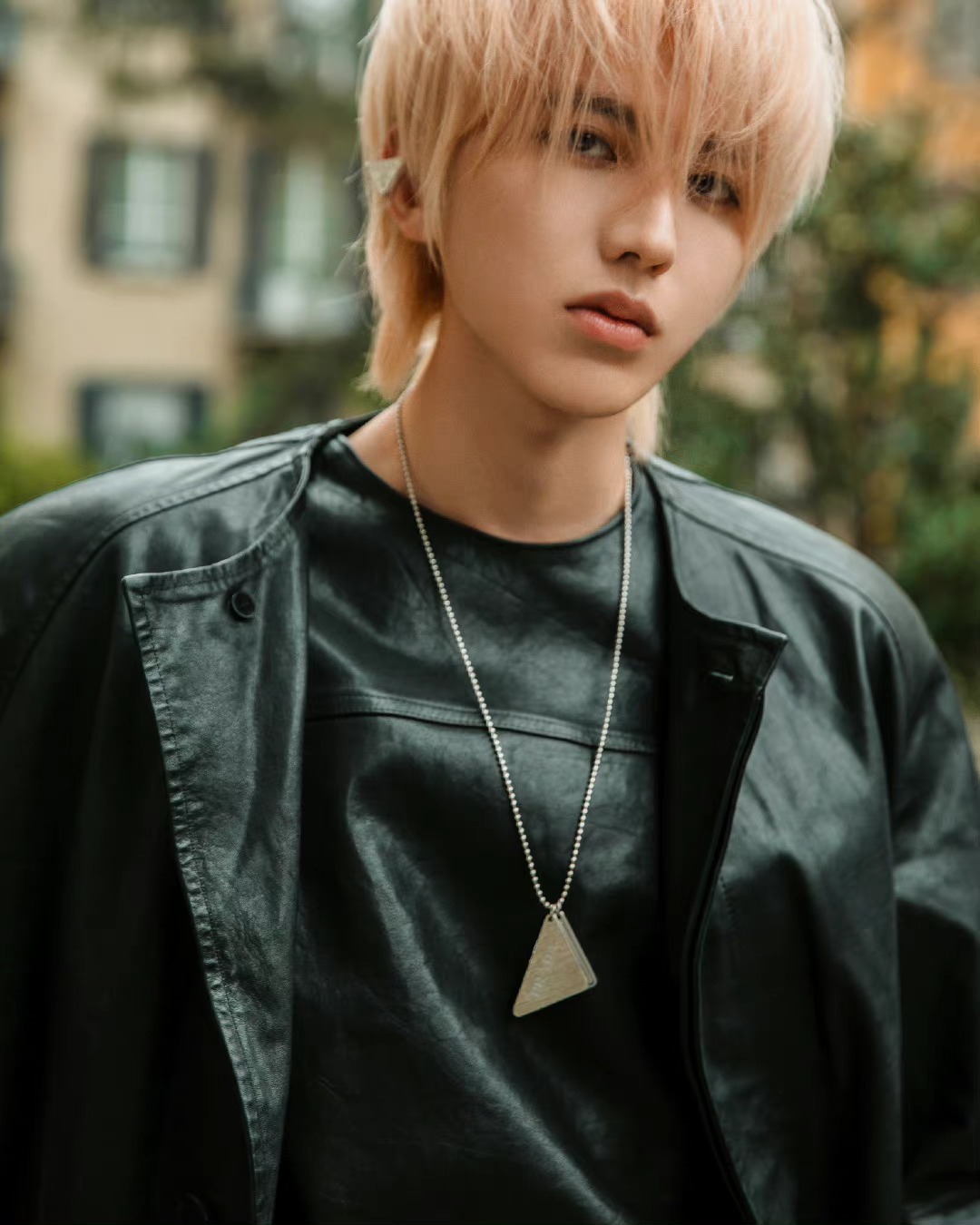 蔡徐坤米兰时装周看秀造型来啦！酷飒气场满分__财经头条