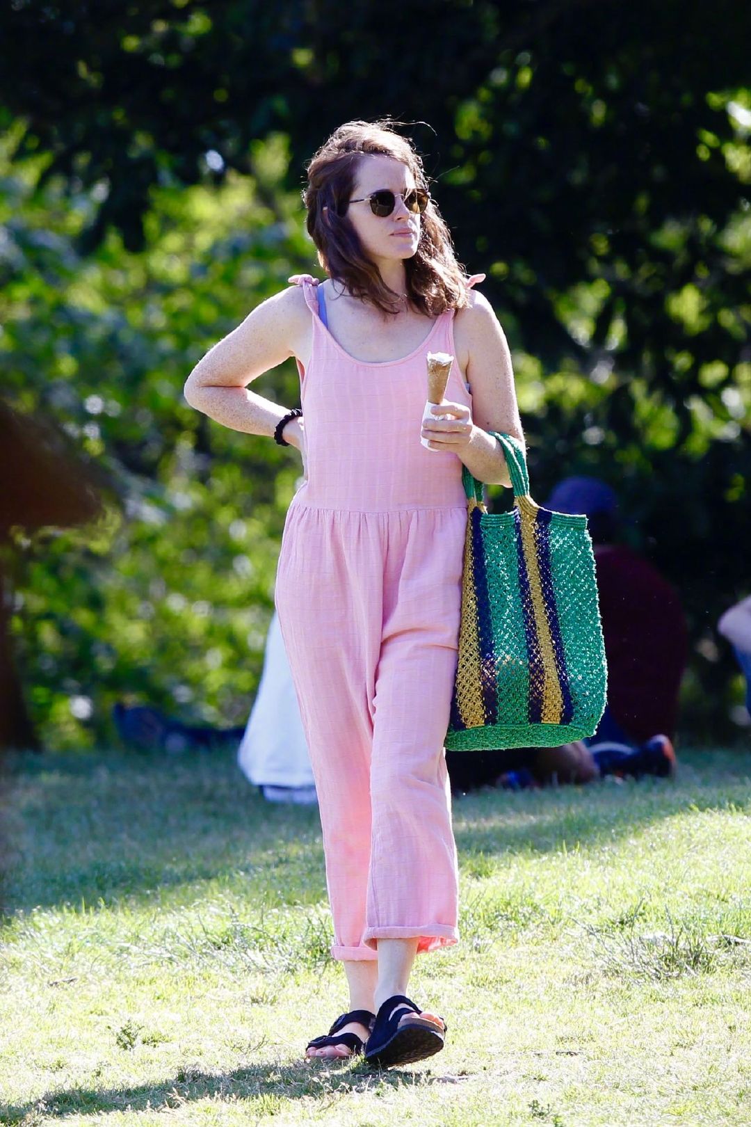 克莱尔·福伊(claire foy)身穿粉色连体裤在伦敦公园日光浴被拍