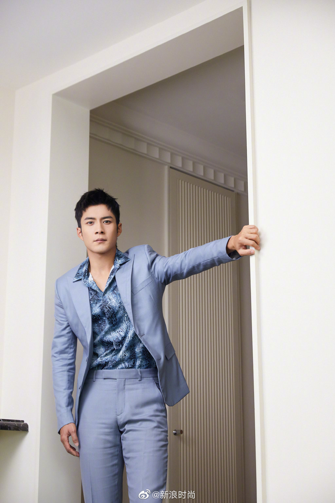 韩东君elvishan 一身灰蓝色西装亮相时尚派对_高清图集_新浪网