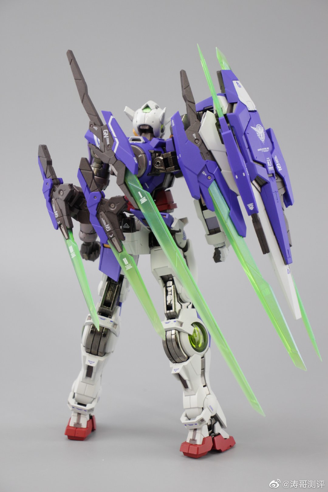 mb能天使r4简单开箱标志性的左臂采用了合金材质