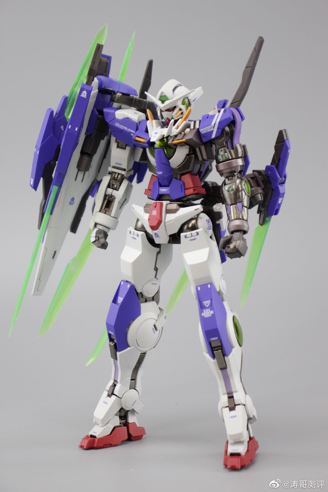 mb能天使r4简单开箱标志性的左臂采用了合金材质