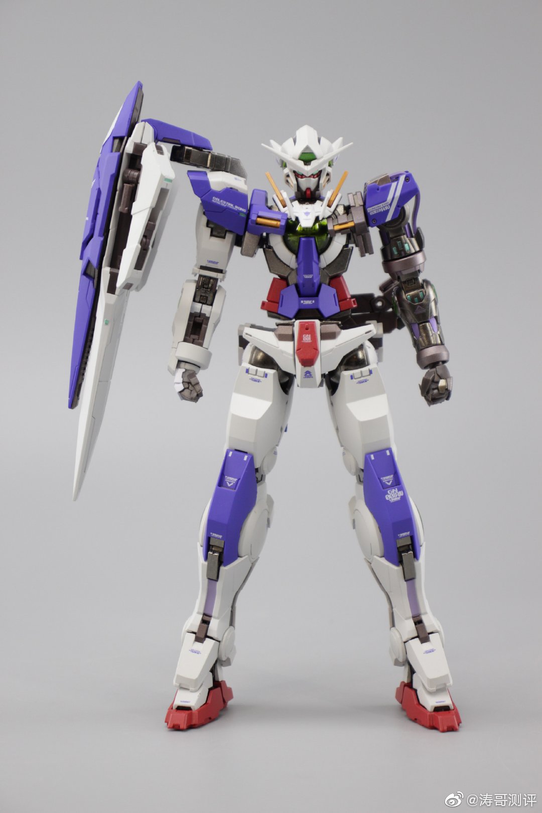 mb能天使r4简单开箱标志性的左臂采用了合金材质