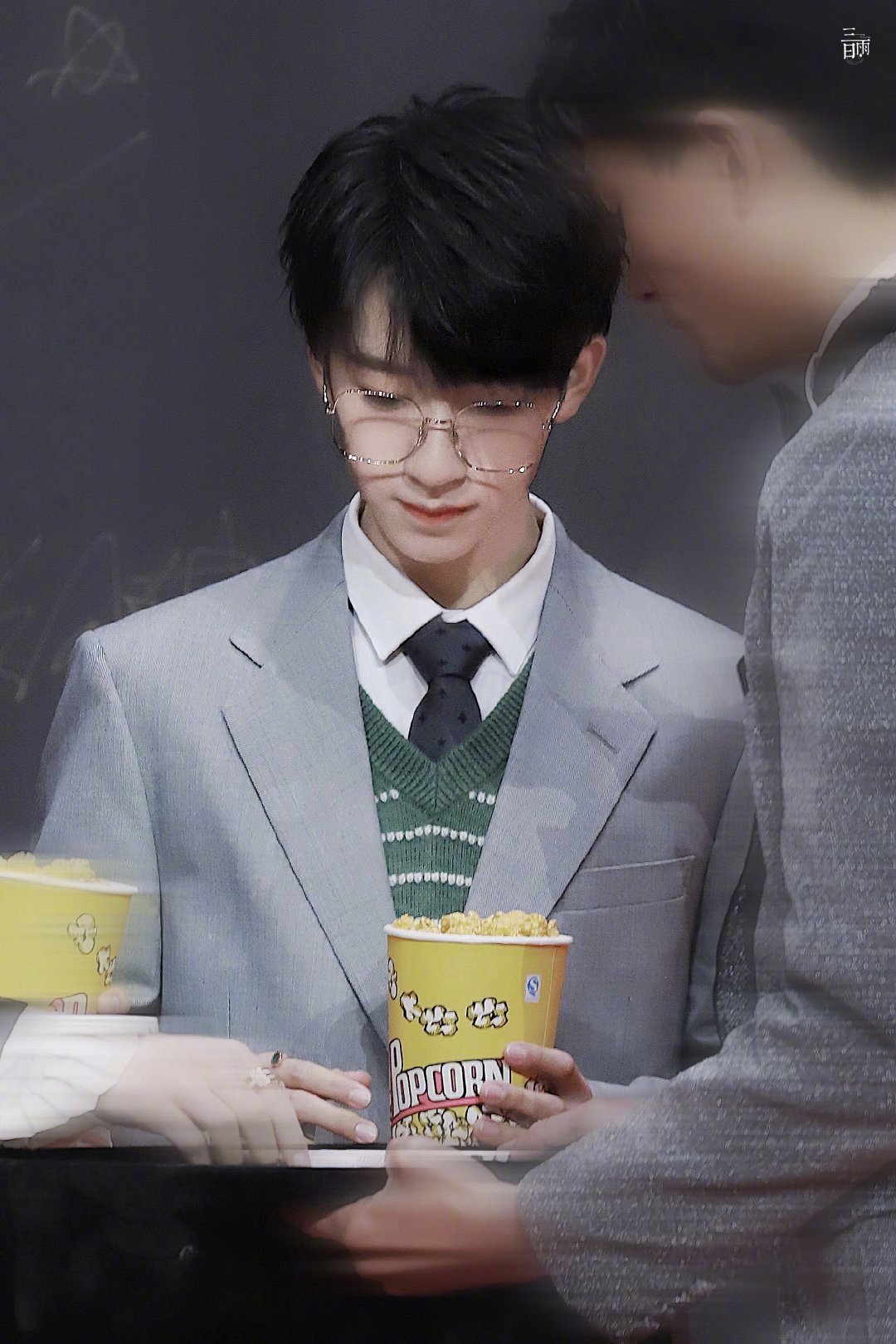 贺峻霖太适合眼镜造型了,书生气十足,好清冷的小公子啊!