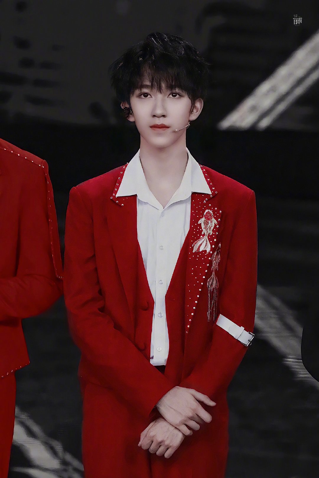 贺峻霖穿红色是真的好看,预祝彩排顺利!期待贺峻霖的精彩表现