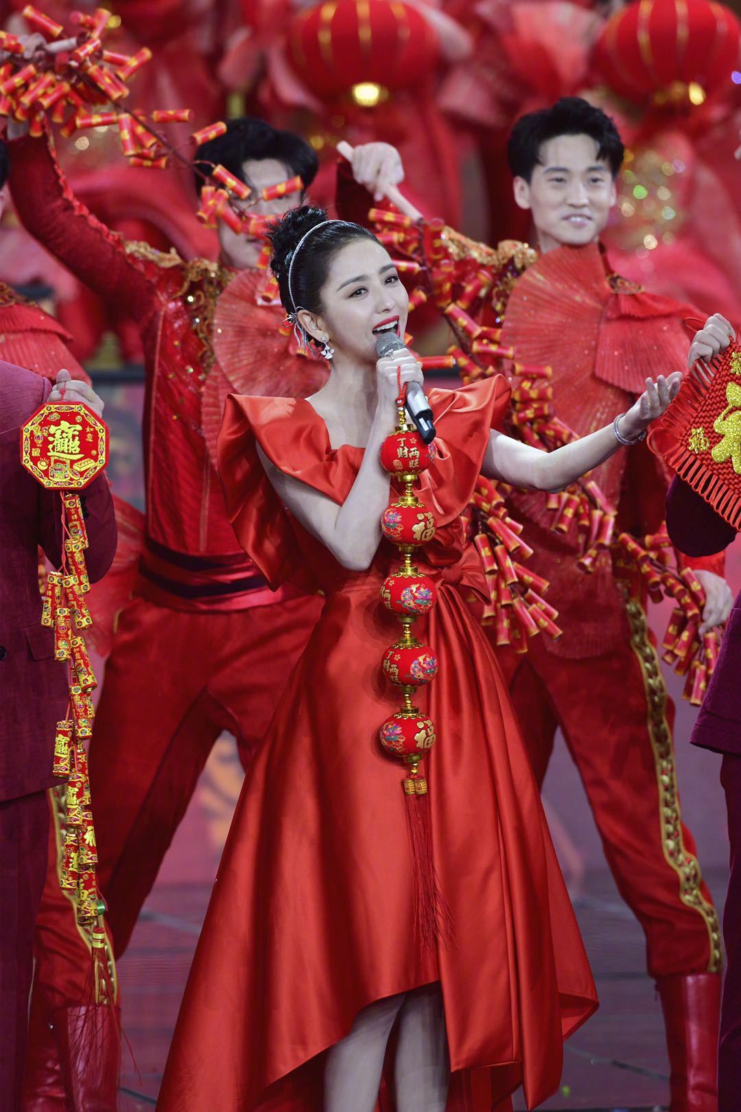 佟丽娅三登春晚,每次都会给人不同的惊喜