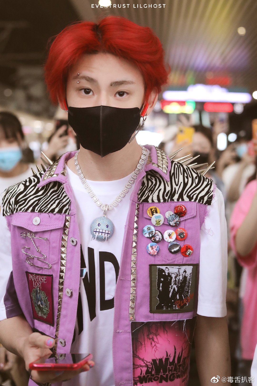 小鬼王琳凯说要改变一点造型,把眉钉去了,发型变成了鸡冠头……_高清