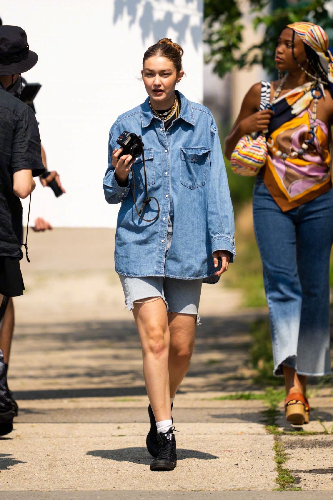 当地时间7月27日,gigi hadid 一身牛仔现身纽约布鲁克林拍片_高清图集