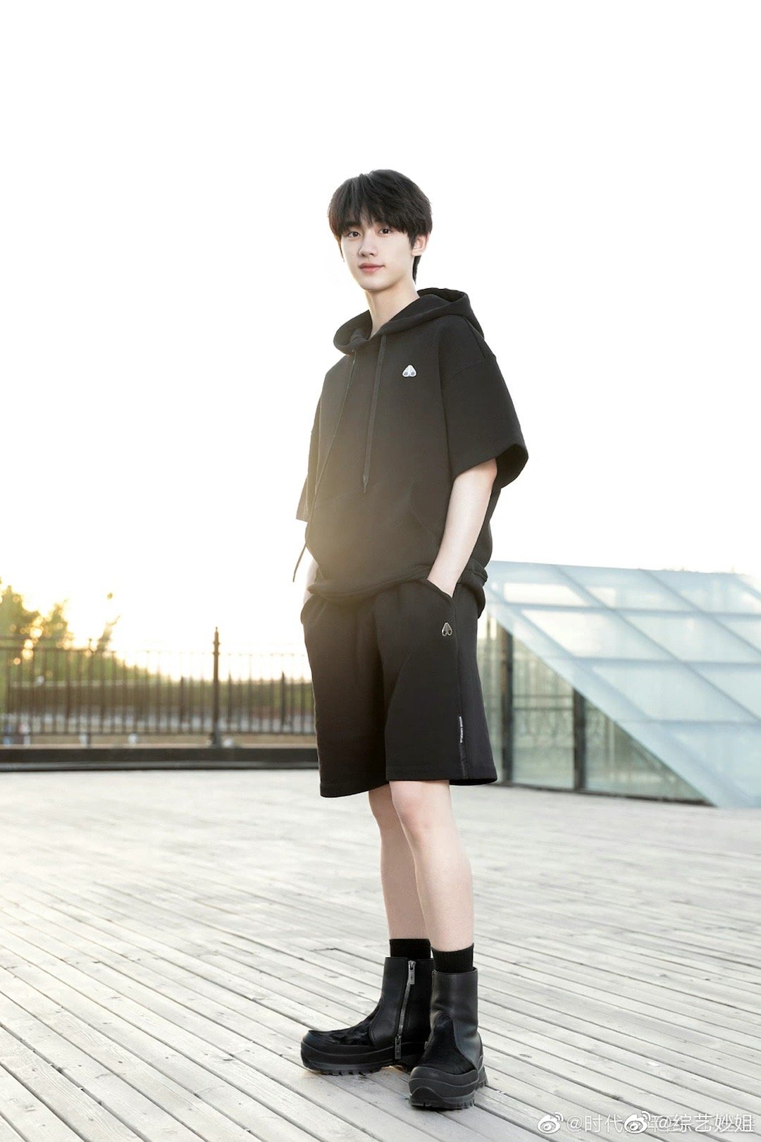 丁程鑫520晒六宫格快来看丁哥的绝美侧颜