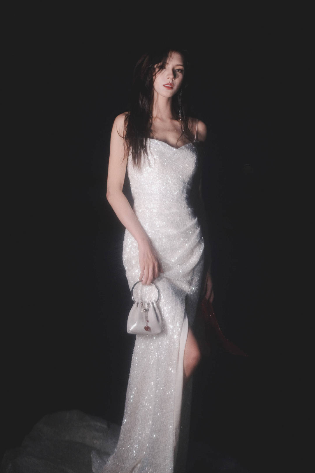 张予曦 身着银色高开叉吊礼服,宛如仙女落入凡间……__财经头条