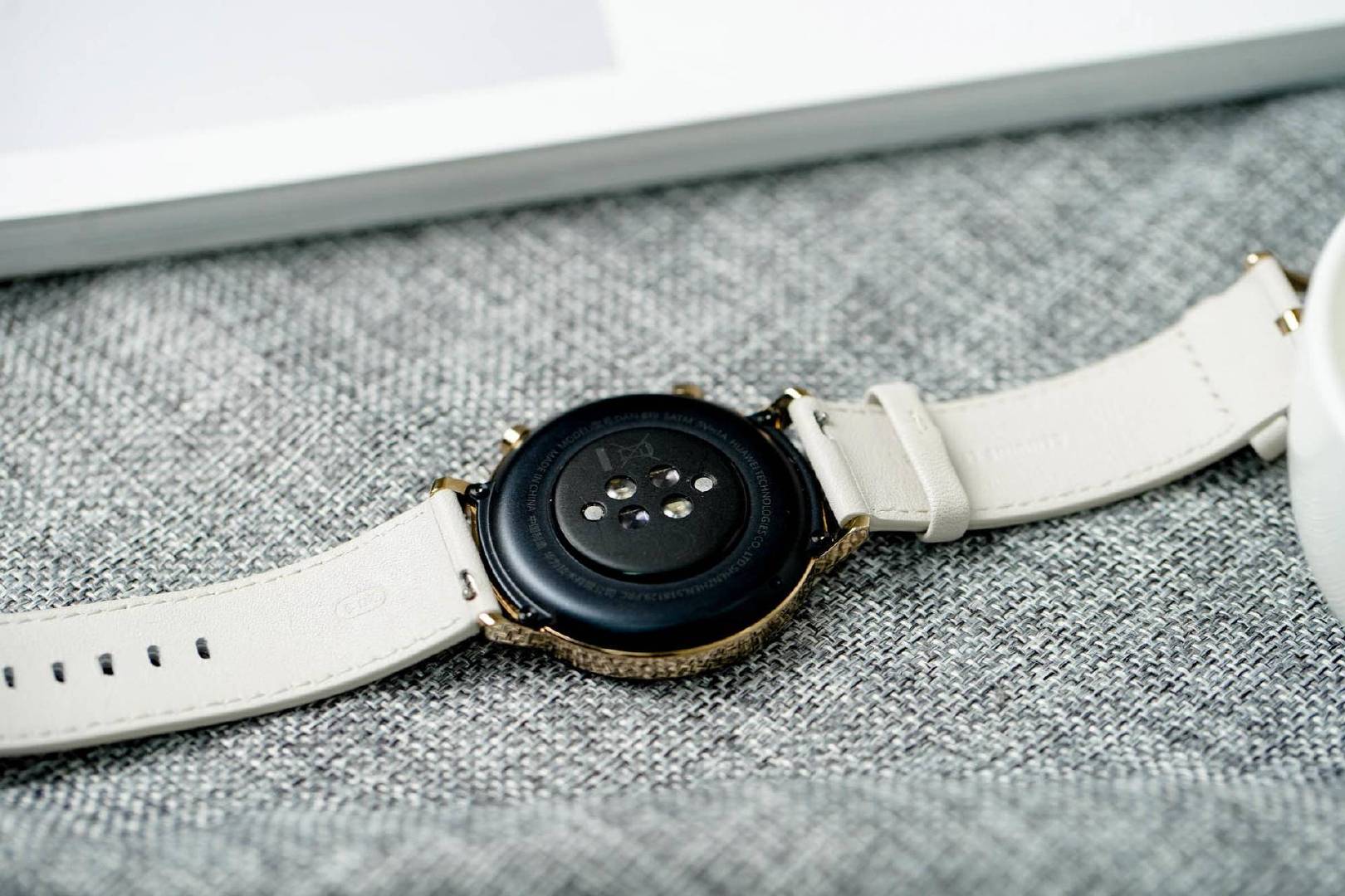 华为watch gt2 42mm凝霜白图赏:超高颜值还有100种运动模式__财经头条