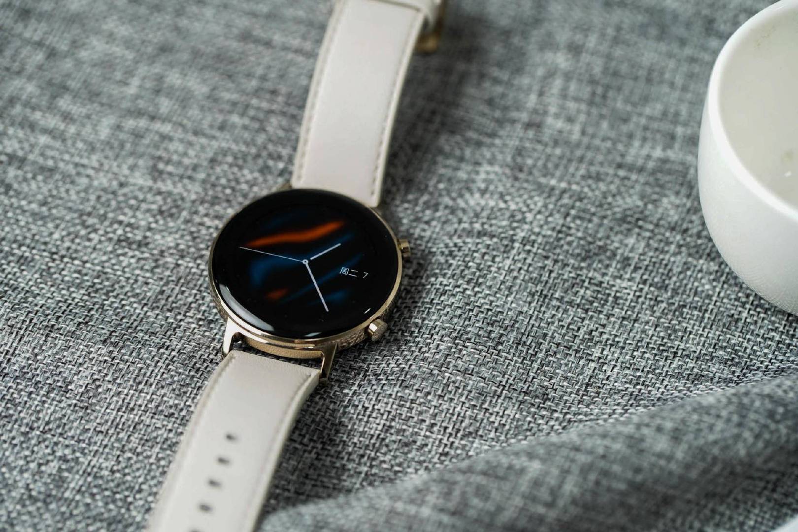 华为watch gt2 42mm凝霜白图赏:超高颜值还有100种运动模式