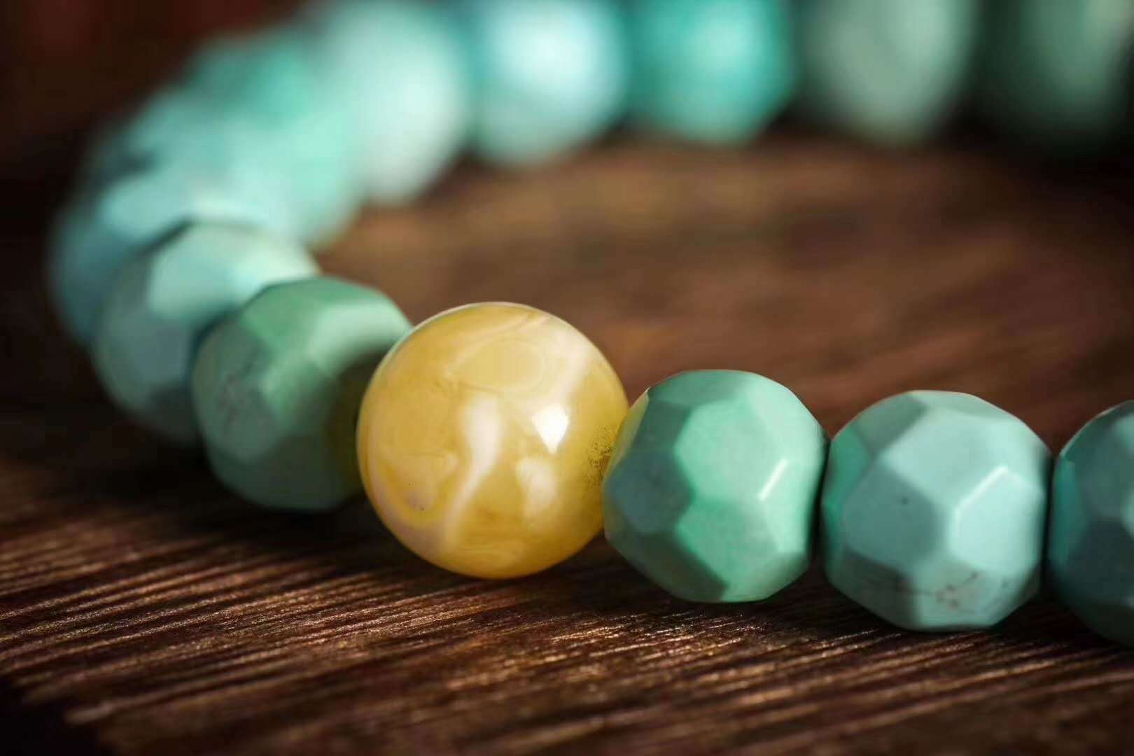 无相珠松石手串,简单搭配一颗蜜蜡南红搭配就很漂亮了