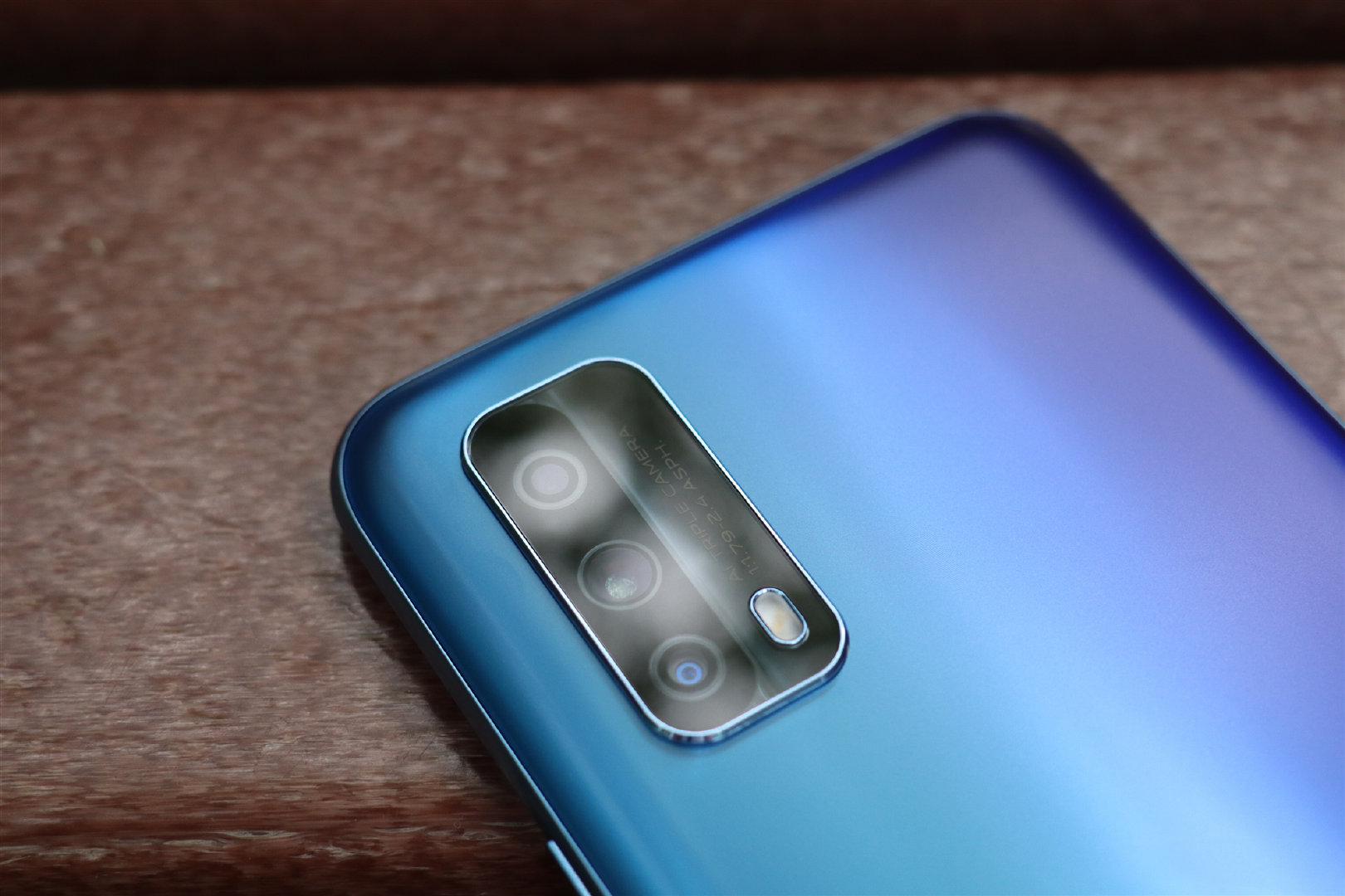 iqoo 在手机摄像头配置上的投入堪称吝啬,z1x 自然也不例外,后置三枚