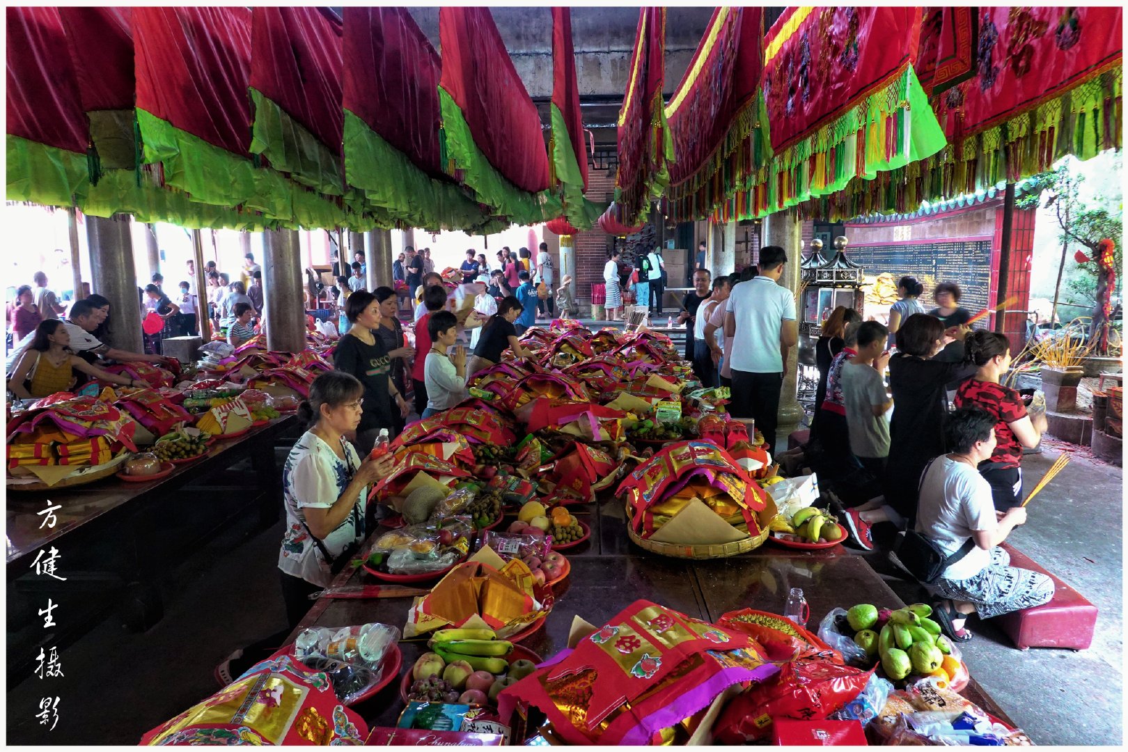 图片摄于长平路将军爷庙,汕头市区香火最旺的地方之一.