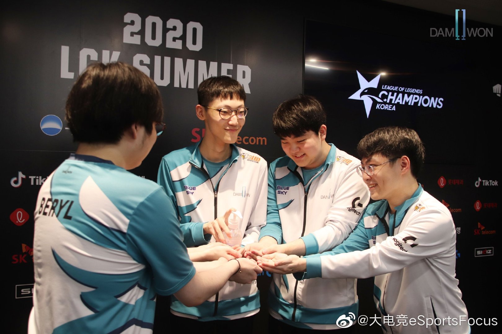 dwg昨日赛后合照～太可爱啦大家