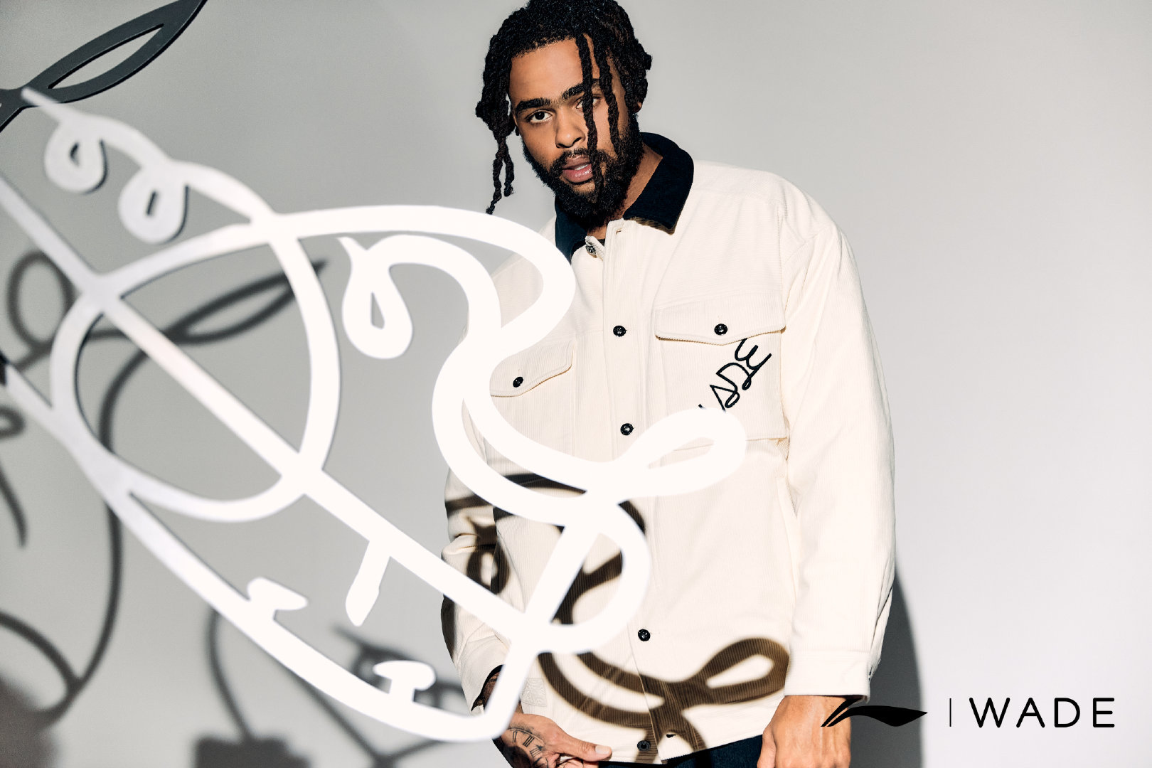 德安吉洛·拉塞尔演绎李宁与艺术家dft联合打造的wade__财经头条